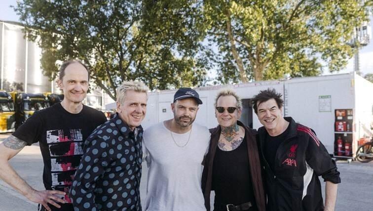 Regisseur Paul Dugdale (Mitte) mit den Toten Hosen. Regisseur Paul Dugdale (Mitte) mit den Toten Hosen.