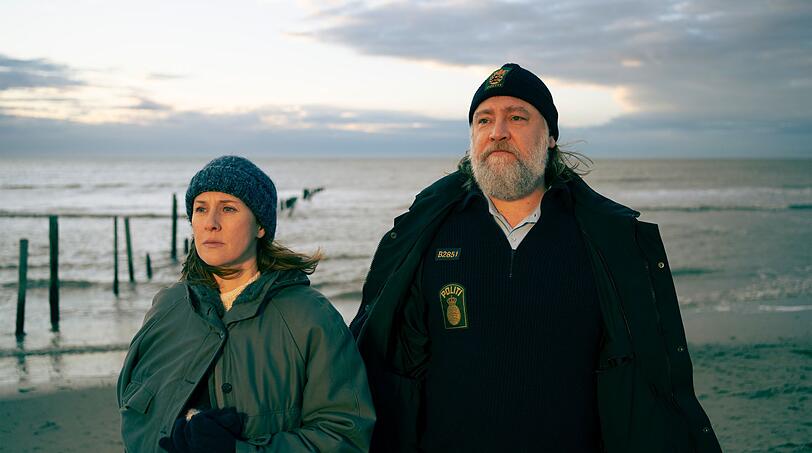 Ida S&ouml;rensen (Marlene Morreis) und ihr Kollege Magnus Vinter (Nicki von Tempelhoff) setzen Puzzleteil f&uuml;r Puzzleteil zusammen.