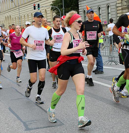 Bunte Kostüme, Kinder feuern ihre Eltern an, viel Schweiß und gute Laune: Die Bilder vom München Marathon 2012