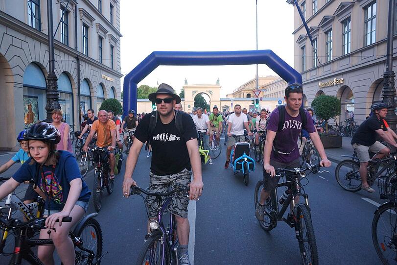 Die Radl-Nacht auf Münchens Straßen war ein voller Erfolg - knapp 8.000 Radfahrer gingen gemeinsam auf Tour durch die Münchener Innenstadt.