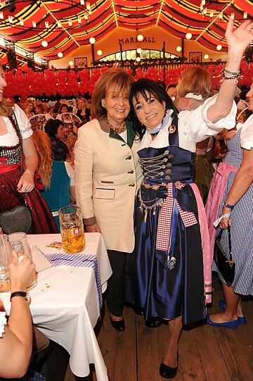 Charlotte Knobloch und Gastgeberin Regine Sixt