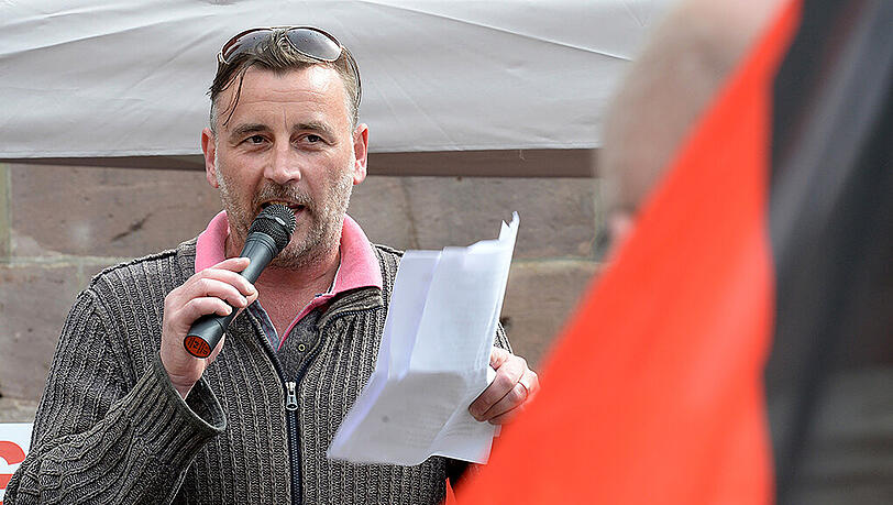 Pegida-Mitbegründer Lutz Bachmann spricht am 26.04.2015 auf dem Münsterplatz in Villingen-Schwenningen (Baden-Württemberg) zu seinen Anhängern. Pegida-Mitbegründer Lutz Bachmann spricht am 26.04.2015 auf dem Münsterplatz in Villingen-Schwenningen (Baden-Württemberg) zu seinen Anhängern.