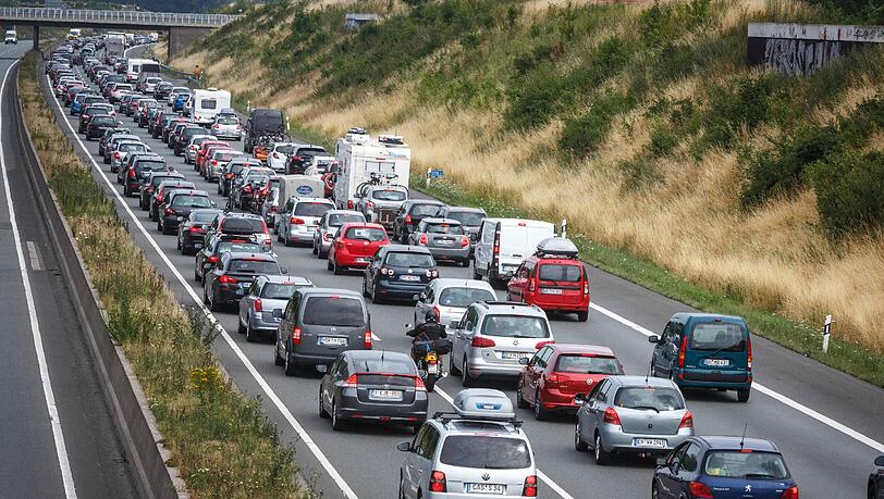 Im Zuge der Vollsperrung bildete sich am Nachmittag ein kilometerlanger Rückstau auf der A9 (Symbolbild) Im Zuge der Vollsperrung bildete sich am Nachmittag ein kilometerlanger Rückstau auf der A9 (Symbolbild)