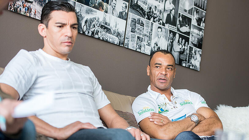 Der brasilianische Fußballspieler Lucio (l) und der ehemalige brasilianische Fußballspieler Cafu