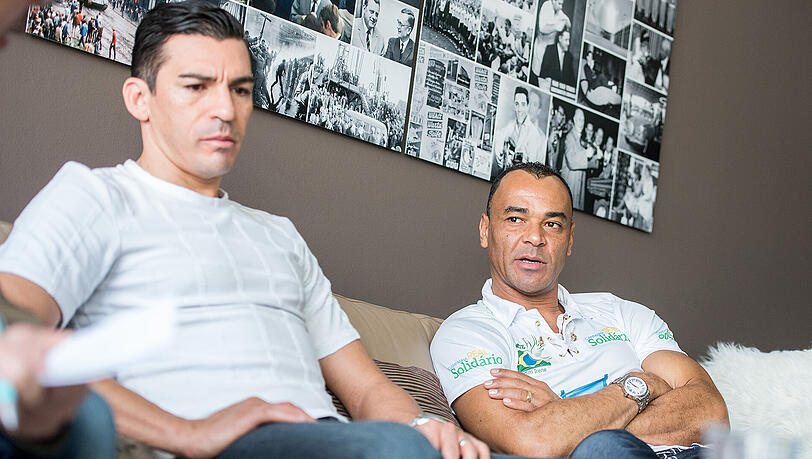 Der brasilianische Fußballspieler Lucio (l) und der ehemalige brasilianische Fußballspieler Cafu Der brasilianische Fußballspieler Lucio (l) und der ehemalige brasilianische Fußballspieler Cafu