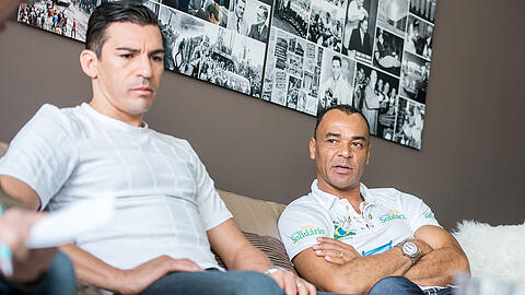 Der brasilianische Fußballspieler Lucio (l) und der ehemalige brasilianische Fußballspieler Cafu