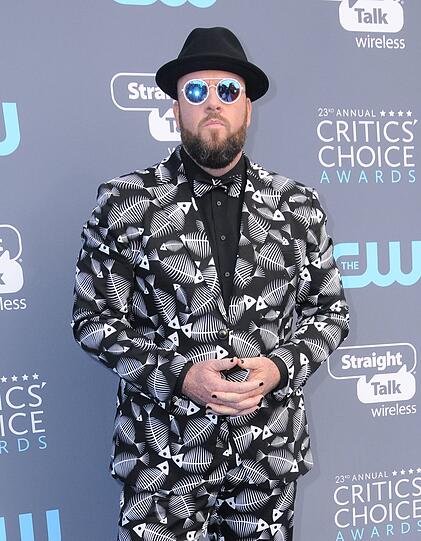 Flop: Chris Sullivan trägt Fischgräten. Es sieht allerdings wie ein TV-Testbild aus.