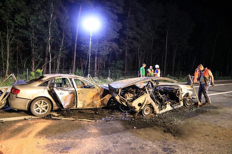 Unfall-Drama auf der A3 bei Nürnberg - Bilder vom Bergungseinsatz.