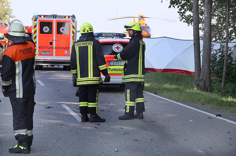 In Emertsham (Landkreis Traunstein) ereignete sich am Sonntag ein tödlicher Verkehrsunfall. Zwei Motorräder sind dabei in einen Audi gerast, ein Mann wurde dabei getötet.