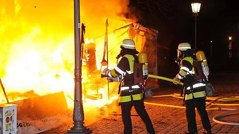 Feuer am Viktualienmarkt. Die Münchner Feuerwehr löscht in der Nacht zum 28. Dezember 2012 das Feuer. Der Brandstifter steht ab Dienstag vor Gericht.