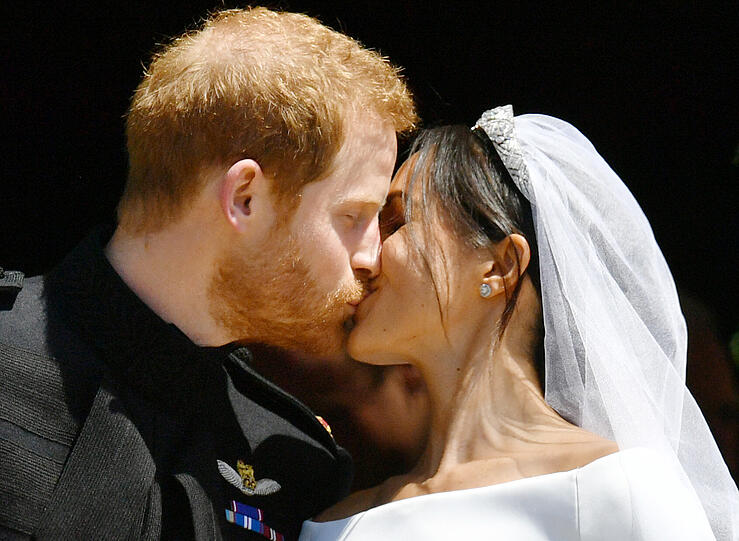 Der Kuss: Prinz Harry und Meghan küssten sich auf den Stufen der Kapelle