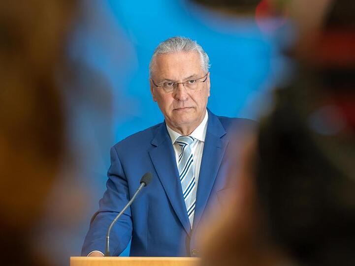 Joachim Herrmann (CSU), Innenminister von Bayern, stellt einen Bericht vor. Foto: Peter Kneffel/Archivbild