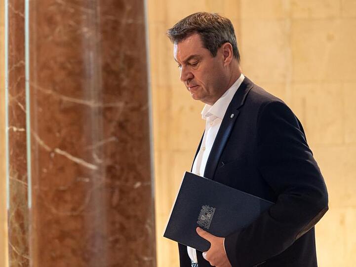 Markus Söder (CSU), Ministerpräsident von Bayern, kommt zu Beginn der Kabinettssitzung in den Kuppelsaal der Bayerischen Staatskanzlei. Foto: Peter Kneffel/dpa