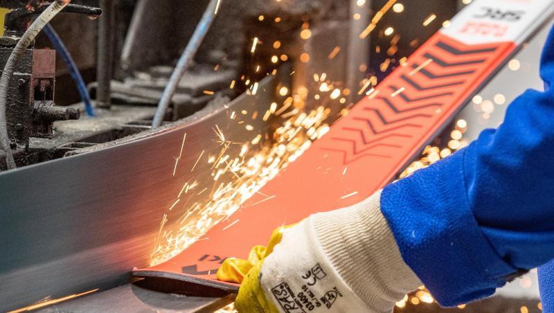 Ein Mann bearbeitet einen Ski in der Produktion des Skiherstellers Völkl. Ein Mann bearbeitet einen Ski in der Produktion des Skiherstellers Völkl.
