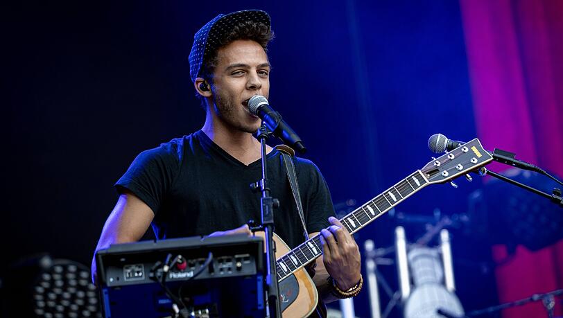 Rapper und Songwriter Malik Harris bei seinem Live Auftritt beim Kunstrasen Open Air in Bonn 2019. Rapper und Songwriter Malik Harris bei seinem Live Auftritt beim Kunstrasen Open Air in Bonn 2019.