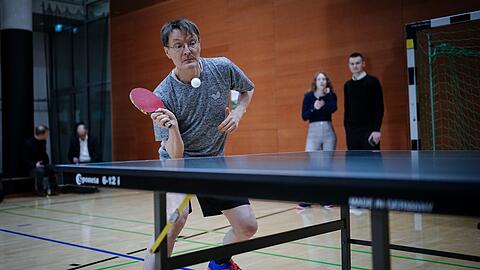 Der amtierende Bundesgesundheitsminister Karl Lauterbach bei einem Benefiz-Tischtennisspiel.