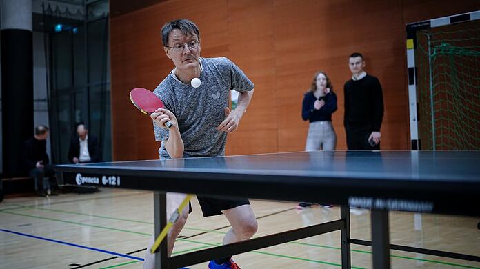 Der amtierende Bundesgesundheitsminister Karl Lauterbach bei einem Benefiz-Tischtennisspiel.