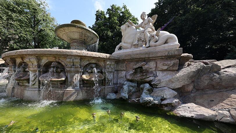 Münchens schönstes Wasserspiel, der Wittelsbacher-Brunnen am Lenbachplatz. Münchens schönstes Wasserspiel, der Wittelsbacher-Brunnen am Lenbachplatz.