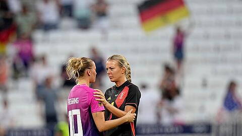 Chance zum Ausgleich: Laura Freigang (l) vergab in der Schlussphase.
