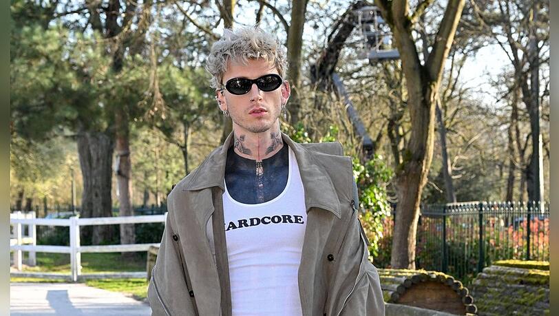Machine Gun Kelly lie&szlig; sich den gesamten Oberk&ouml;rper schwarz t&auml;towieren - ein sogenanntes Blackout-Tattoo.