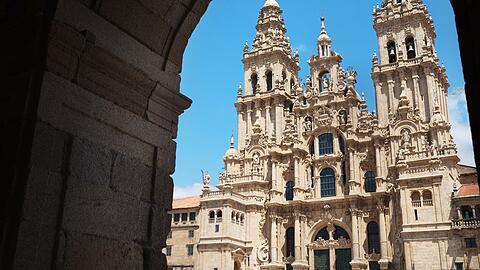 Wer nach Santiago de Compostela m&ouml;chte, soll ab Ende 2026 mehr M&ouml;glichkeiten haben.
