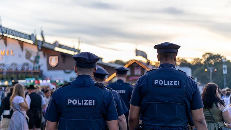 Auch die Münchener Polizei sorgt auf dem Oktoberfest dafür, dass die Regeln eingehalten werden. Auch die Münchener Polizei sorgt auf dem Oktoberfest dafür, dass die Regeln eingehalten werden.