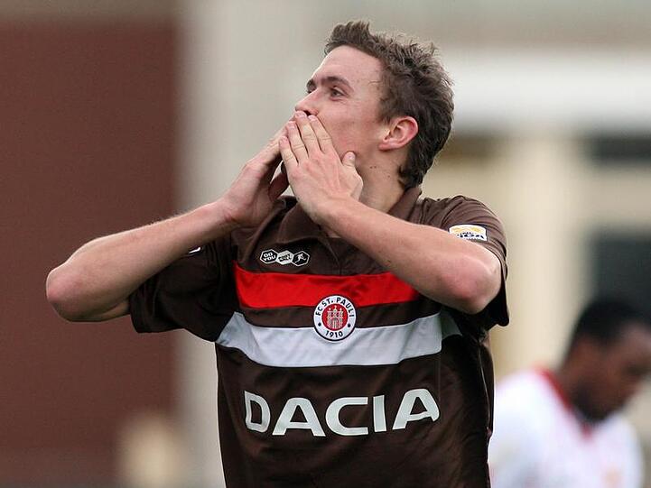 Der Hamburger Max Kruse bejubelt sein Tor zum 3:0 für St. Pauli.