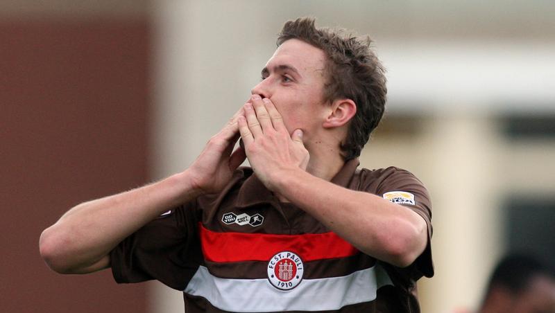 Der Hamburger Max Kruse bejubelt sein Tor zum 3:0 für St. Pauli. Der Hamburger Max Kruse bejubelt sein Tor zum 3:0 für St. Pauli.