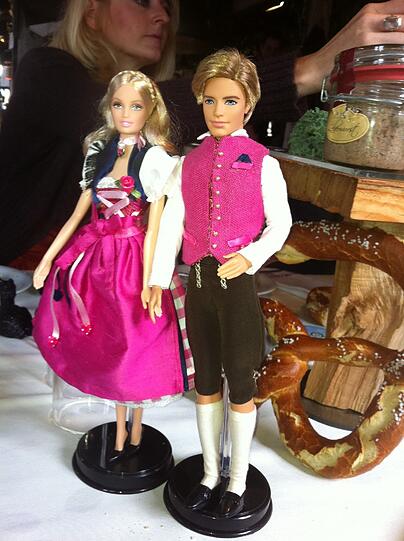 Noch mehr Spielzeug gabs dieses Jahr in Form von Barbie und Ken auf der Wiesn zu bestaunen. Die beiden haben eine maßgeschneiderte Tracht verpasst bekommen. Schick!
