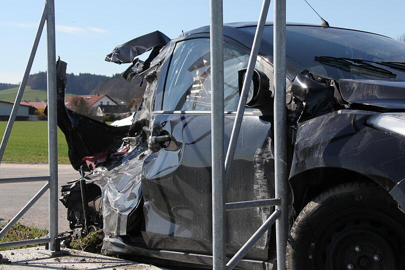 Bei dem heftigen Aufprall wurde das Auto vollständig demoliert.