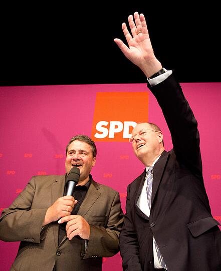 SPD-Kanzlerkandidat Peer Steinbrück (r) spricht in Berlin auf einer SPD-Veranstaltung nach dem TV-Duell der Kanzlerkandidaten neben dem SPD-Bundesvorsitzenden Sigmar Gabriel zu den Parteianhängern.