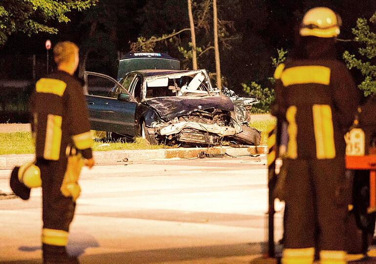 Die Front des Wagens ist völlig zerstört und zeigt, mit welcher Wucht er auf die junge Inline-Skaterin traf. Links unten wird die Leiche der 18-Jährigen abtransportiert.
