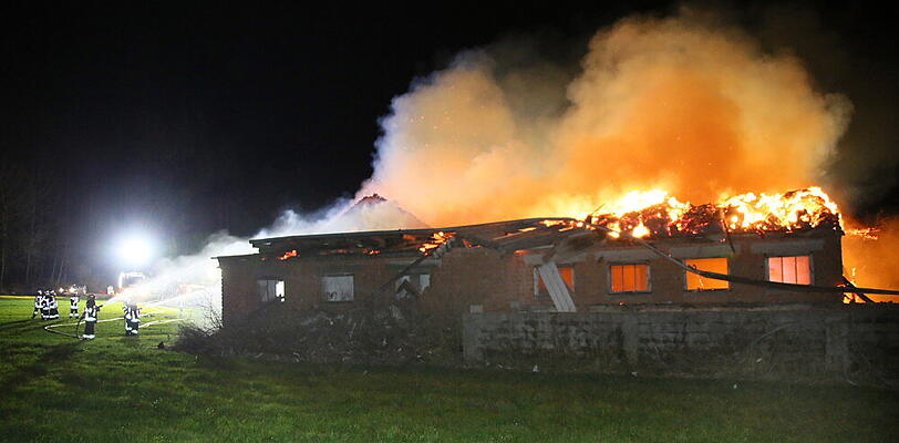 Scheunenbrand in Litlbach. Die Bilder vom Feuerwehreinsatz.
