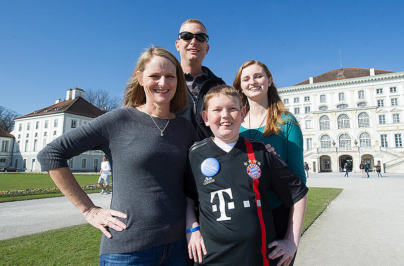 Der 15-jährige William Stuhlreyer (vorne, r), seine Mutter Kim (vorne, l), seine Schwester Ellie (hinten, r) und sein Vater Tom haben am Donnerstag das Schloss Nymphenburg besucht. Die Bilder.