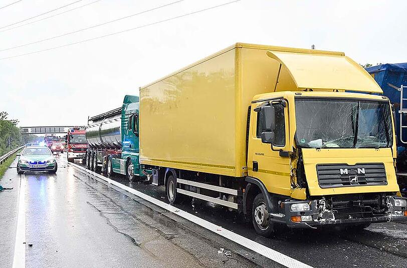 Während der Unfallaufnahme und den Bergungsarbeiten mussten zwei Fahrstreifen gesperrt werden.