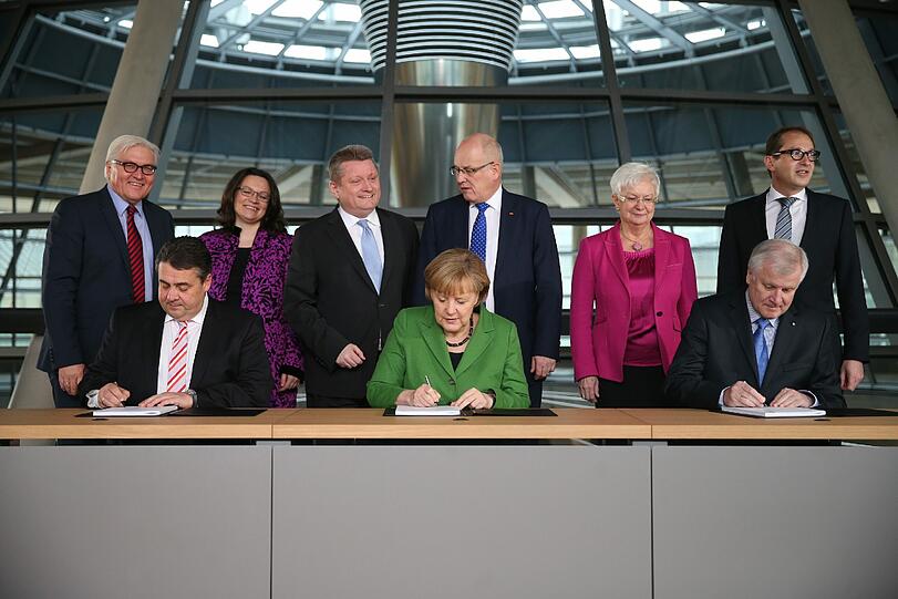 Im selben Jahr wird Merkel zum dritten Mal zur Bundeskanzlerin gewählt. Die Union bildet mit der SPD erneut eine große Koalition.