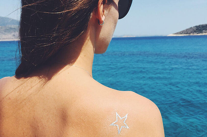 Tattoos in Metallic-Optik liegen voll im Trend