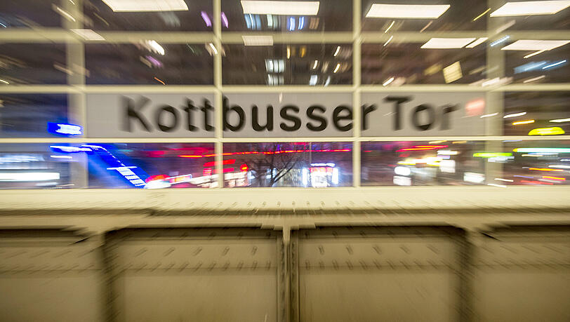 Am Bahnhof Kottbusser Tor in Berlin-Kreuzberg wurde ein Mann auf die Gleise geschubst. Am Bahnhof Kottbusser Tor in Berlin-Kreuzberg wurde ein Mann auf die Gleise geschubst.