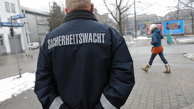 Ein Mitglied der Sicherheitswacht geht bei einem Einsatz durch München.