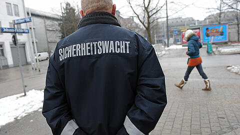 Ein Mitglied der Sicherheitswacht geht bei einem Einsatz durch München. (Archivbild)