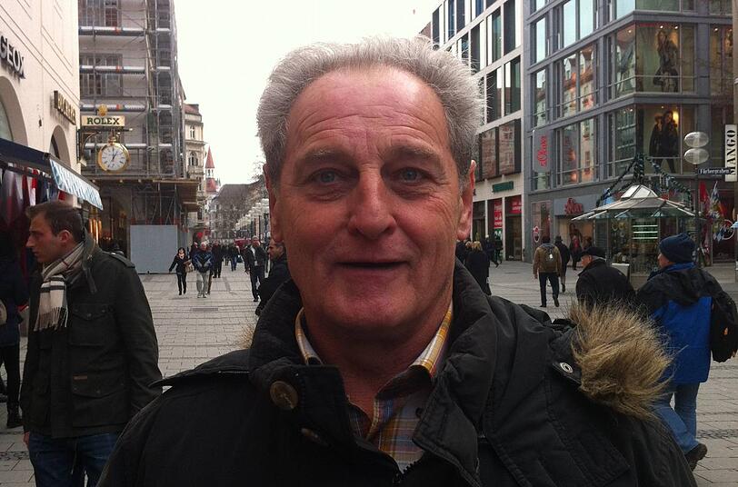Das sagt Bayern-Fan Hubert Waidele: "Der hat'n Vogel! Gegen die Bayern-Erfolge kommen die Sechziger doch niemals an. 1860 müsste erst mal die richtigen Spieler kaufen, das Ganze in bayrische Hände legen und so wirtschaften wie Uli Hoeneß als Manager, um genau so attraktiv zu sein wie die Bayern!"
