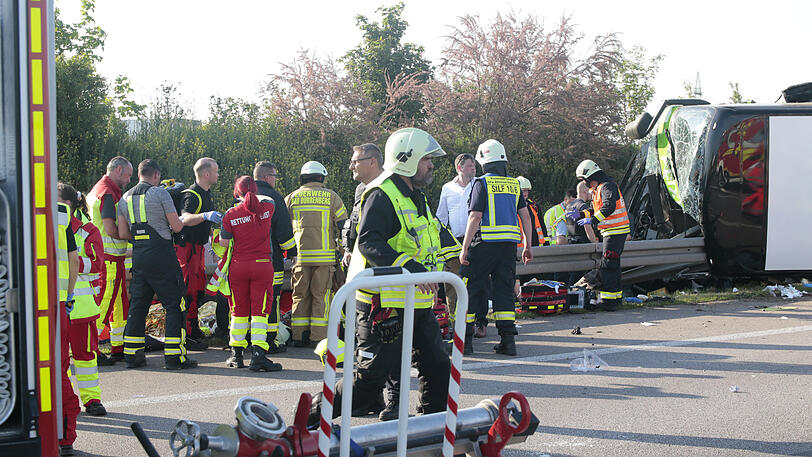 Bilder vom Unfallort auf der A9, wo sich ein Flixbus überschlagen hat. Ein Fahrgast ist ums Leben gekommen, etliche weitere erlitten zum Teil schwerste Verletzungen.