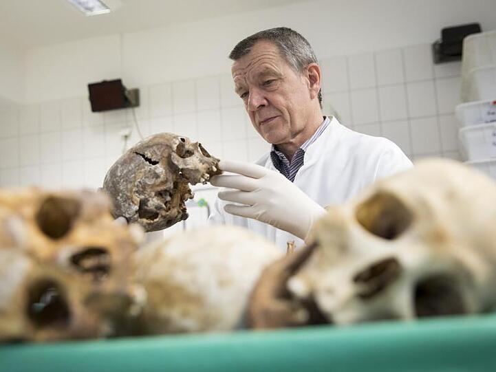 Klaus Püschel und die Gerichtsreporterin Mittelacher beschreiben in ihrem neuen Buch "Sex and Crime: Die Wahrheit ist der beste Krimi", wie Sex zur Triebfeder extremer Verbrechen wird.