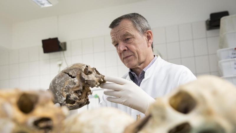Klaus Püschel und die Gerichtsreporterin Mittelacher beschreiben in ihrem neuen Buch "Sex and Crime: Die Wahrheit ist der beste Krimi", wie Sex zur Triebfeder extremer Verbrechen wird. Klaus Püschel und die Gerichtsreporterin Mittelacher beschreiben in ihrem neuen Buch "Sex and Crime: Die Wahrheit ist der beste Krimi", wie Sex zur Triebfeder extremer Verbrechen wird.