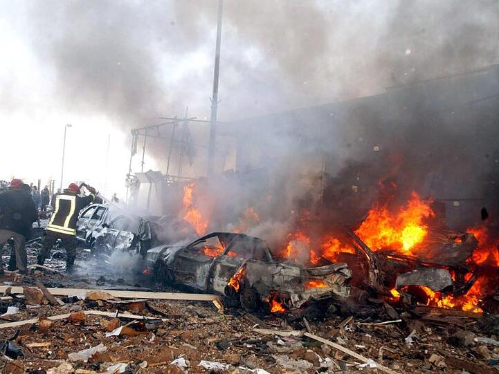 Rettungskräfte am Anschlagsort in Beirut am 14. Februar 2005.