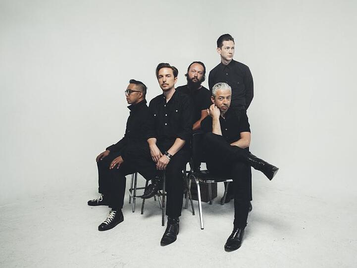 JD McPherson feiert mit seiner Band Rock'n'Roll-Weihnachten.