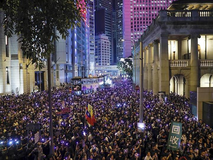 Demonstranten während einer Kundgebung im Hongkonger Finanzdistrikt.