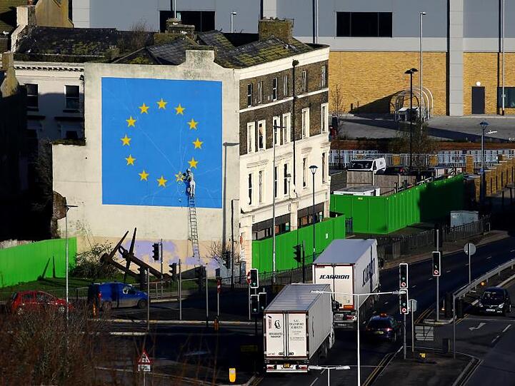 Lastwagen verlassen eine Fähre im Hafen von Dover. Die britische Regierung hat Verträge mit Reedereien abgeschlossen, um mögliche Engpässe nach dem Brexit abzufedern.