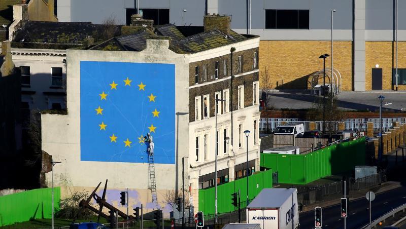 Lastwagen verlassen eine Fähre im Hafen von Dover. Die britische Regierung hat Verträge mit Reedereien abgeschlossen, um mögliche Engpässe nach dem Brexit abzufedern. Lastwagen verlassen eine Fähre im Hafen von Dover. Die britische Regierung hat Verträge mit Reedereien abgeschlossen, um mögliche Engpässe nach dem Brexit abzufedern.