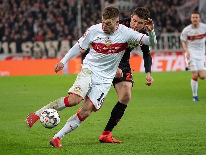 Stuttgarts Alexander Esswein (l) im Zweikampf mit Freiburgs Dominique Heintz.